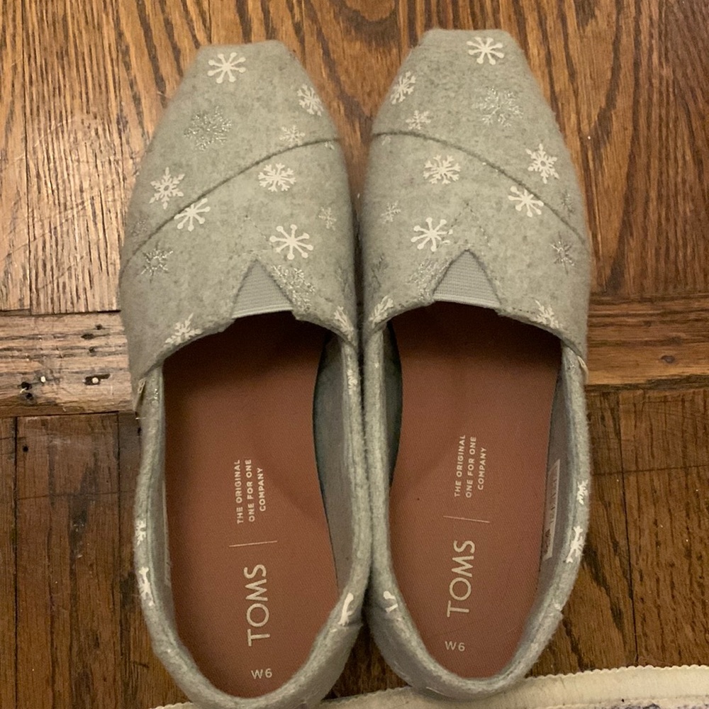 TOMS snowflake print size 6 shoes